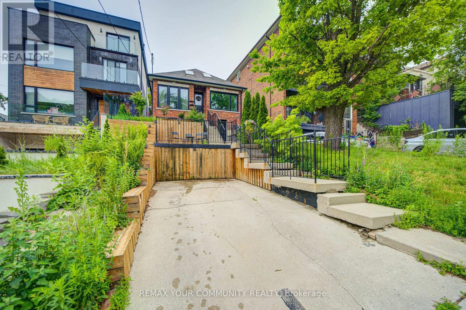 Main - 29 Ennerdale Road, Toronto, Ontario M6E 4C2 - Photo 2 - W13570854