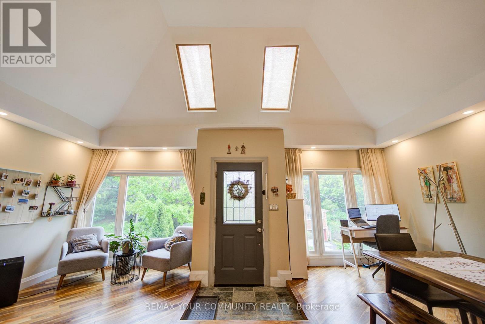 Main - 29 Ennerdale Road, Toronto, Ontario M6E 4C2 - Photo 6 - W13570854