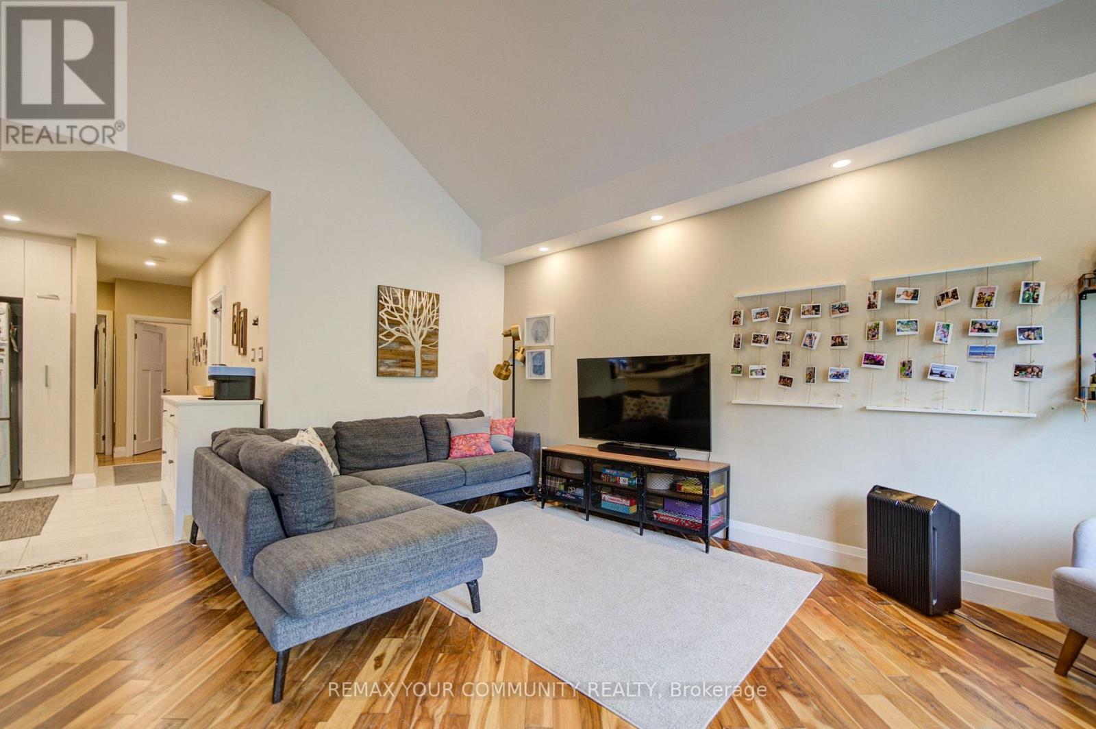Main - 29 Ennerdale Road, Toronto, Ontario M6E 4C2 - Photo 8 - W13570854