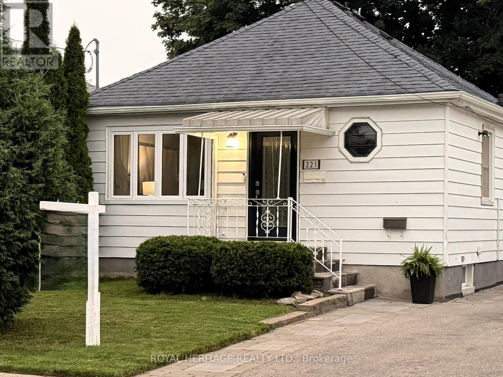 221 Hibbert Avenue, Oshawa, Ontario  L1J 1V4 - Photo 1 - E13570520