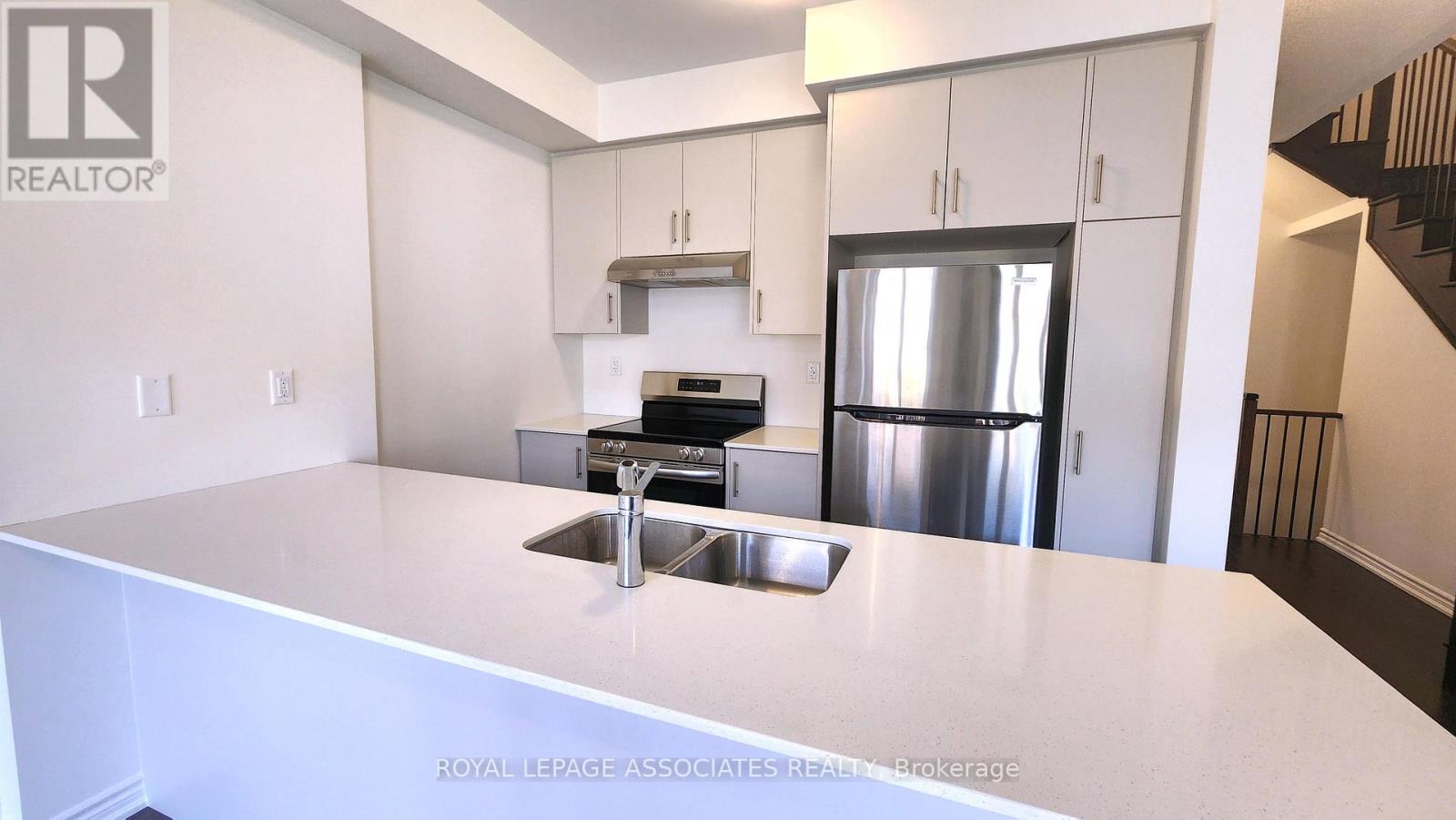 36 Velvet Drive, Whitby, Ontario  L1P 0P6 - Photo 5 - E13571324