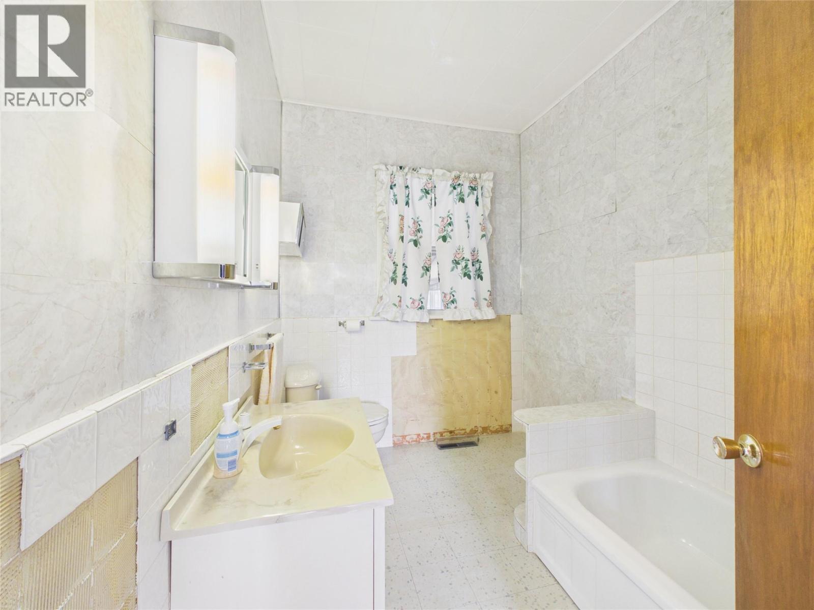 1041 4th Avenue, Fernie, British Columbia  V0B 1M0 - Photo 16 - 10394346
