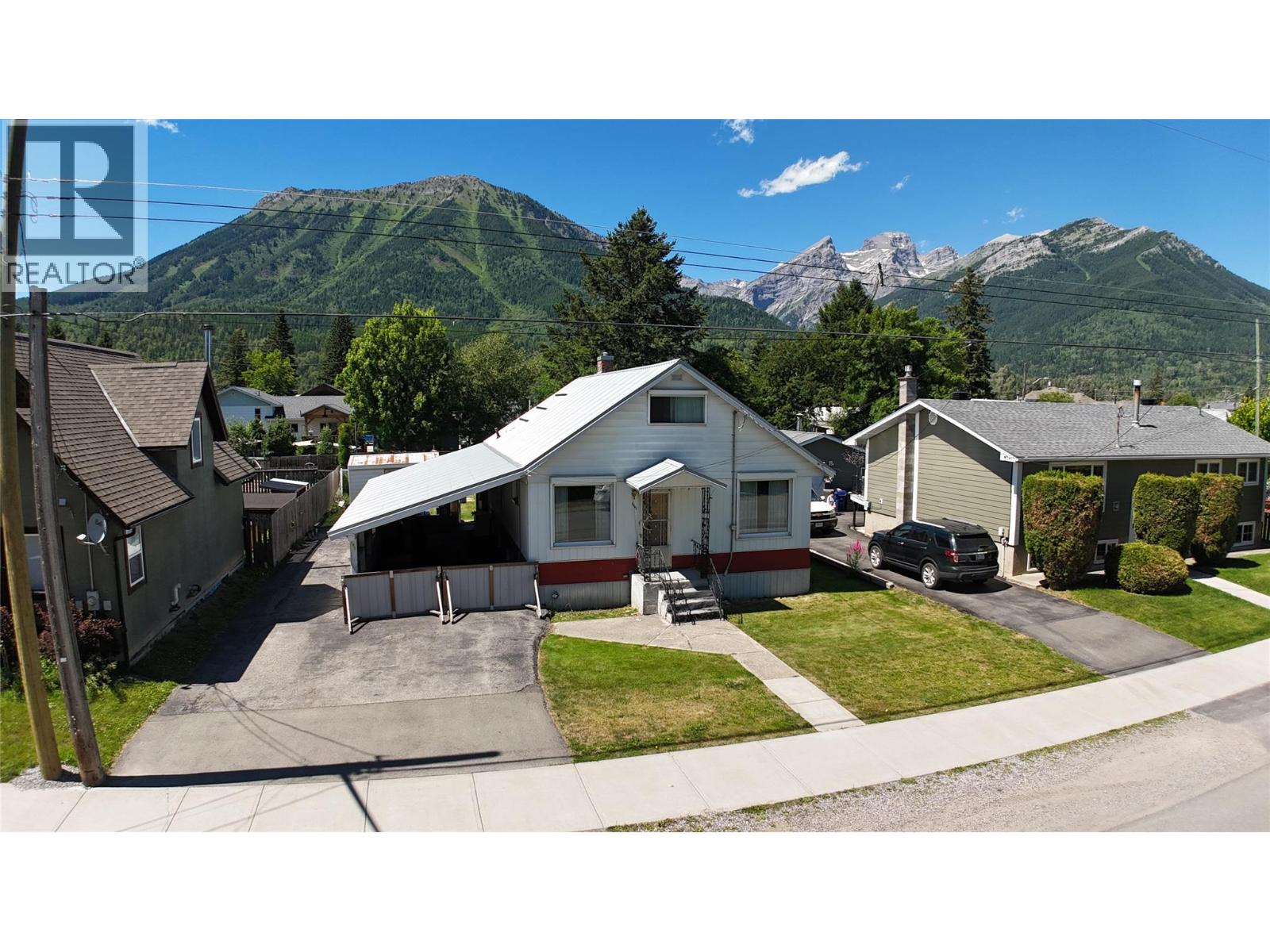 1041 4th Avenue, Fernie, British Columbia  V0B 1M0 - Photo 1 - 10394346