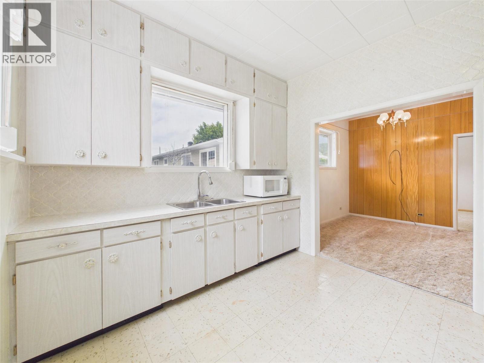 1041 4th Avenue, Fernie, British Columbia  V0B 1M0 - Photo 3 - 10394346