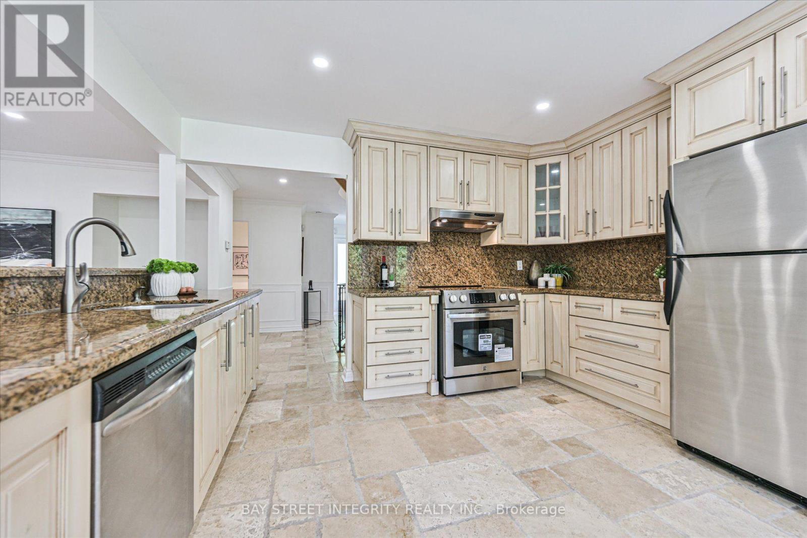 151 Old Surrey Lane, Richmond Hill, Ontario  L4C 6R9 - Photo 12 - N13571260