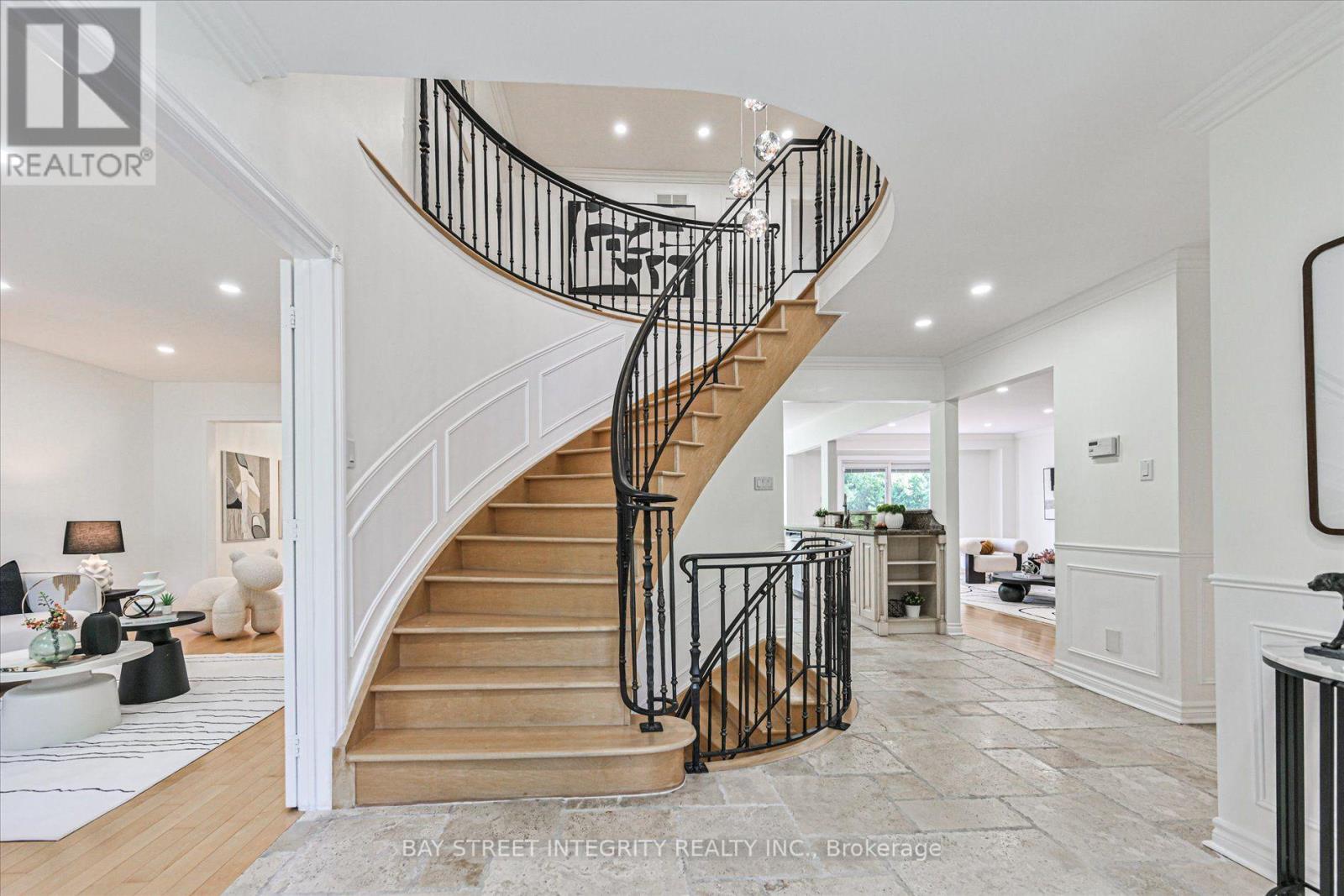 151 Old Surrey Lane, Richmond Hill, Ontario  L4C 6R9 - Photo 4 - N13571260