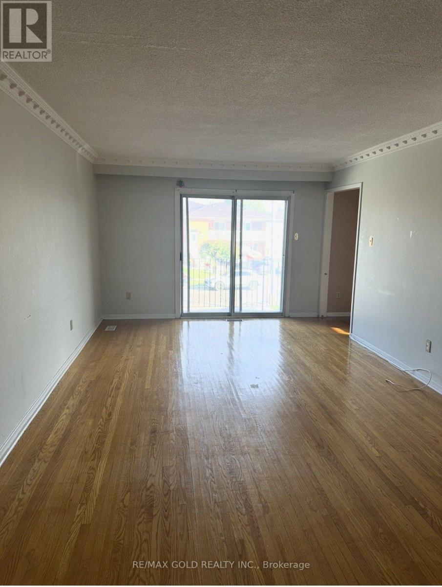 7463 Sigsbee Drive, Mississauga, Ontario L4T 3S5 - Photo 3 - W13571354