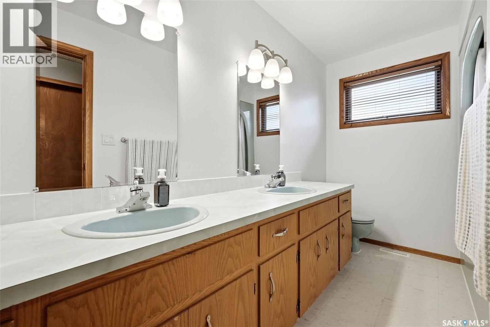 18 Forman Bay, Regina, Saskatchewan  S4R 7Y2 - Photo 34 - SK042462