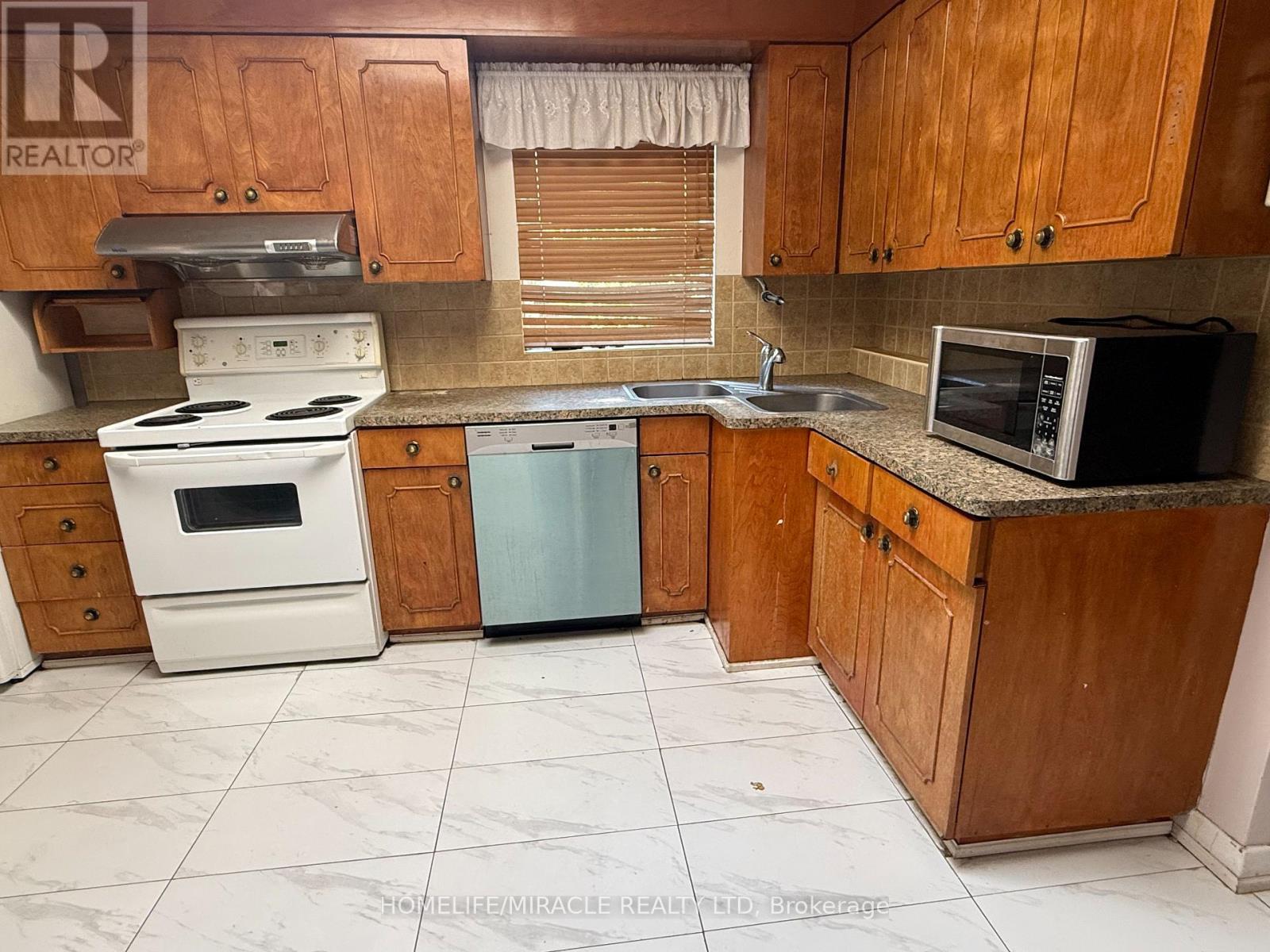 Main Floor - 45 Martorino Drive, Toronto, Ontario  M1K 2J3 - Photo 8 - E13024182