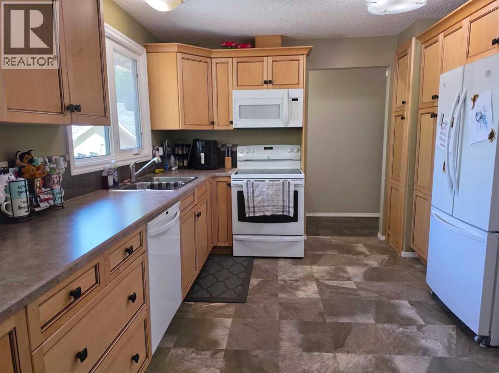 6014 44 Avenue, Camrose, Alberta  T4V 0B2 - Photo 11 - A2324074