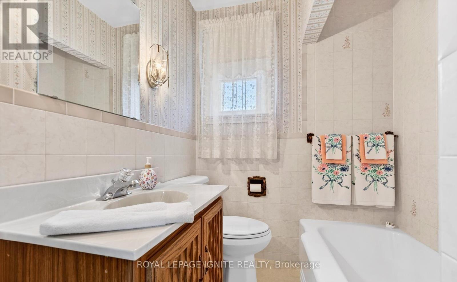 Main - 820 Simcoe Street N, Oshawa, Ontario L1G 4V8 - Photo 14 - E13571872