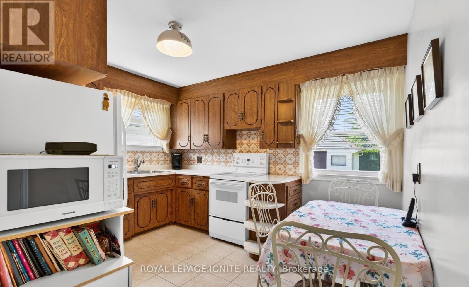 Main - 820 Simcoe Street N, Oshawa, Ontario L1G 4V8 - Photo 2 - E13571872