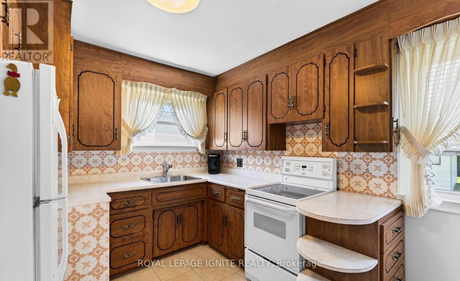Main - 820 Simcoe Street N, Oshawa, Ontario L1G 4V8 - Photo 5 - E13571872