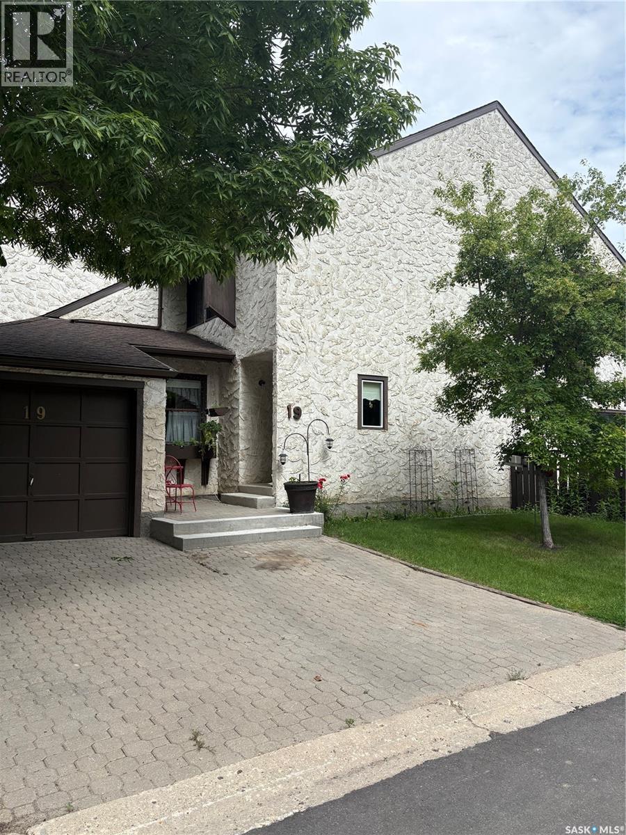 19 Laverendrye Way, Regina, Saskatchewan  S4S 5Z9 - Photo 1 - SK042522