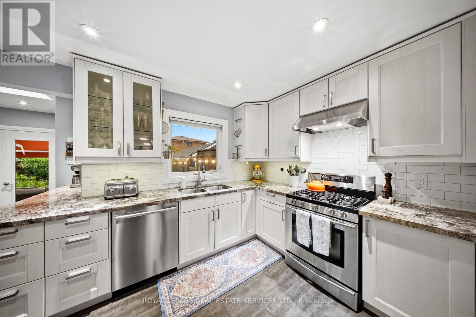 99 Foch Avenue, Toronto, Ontario  M8W 3X9 - Photo 11 - W13572028