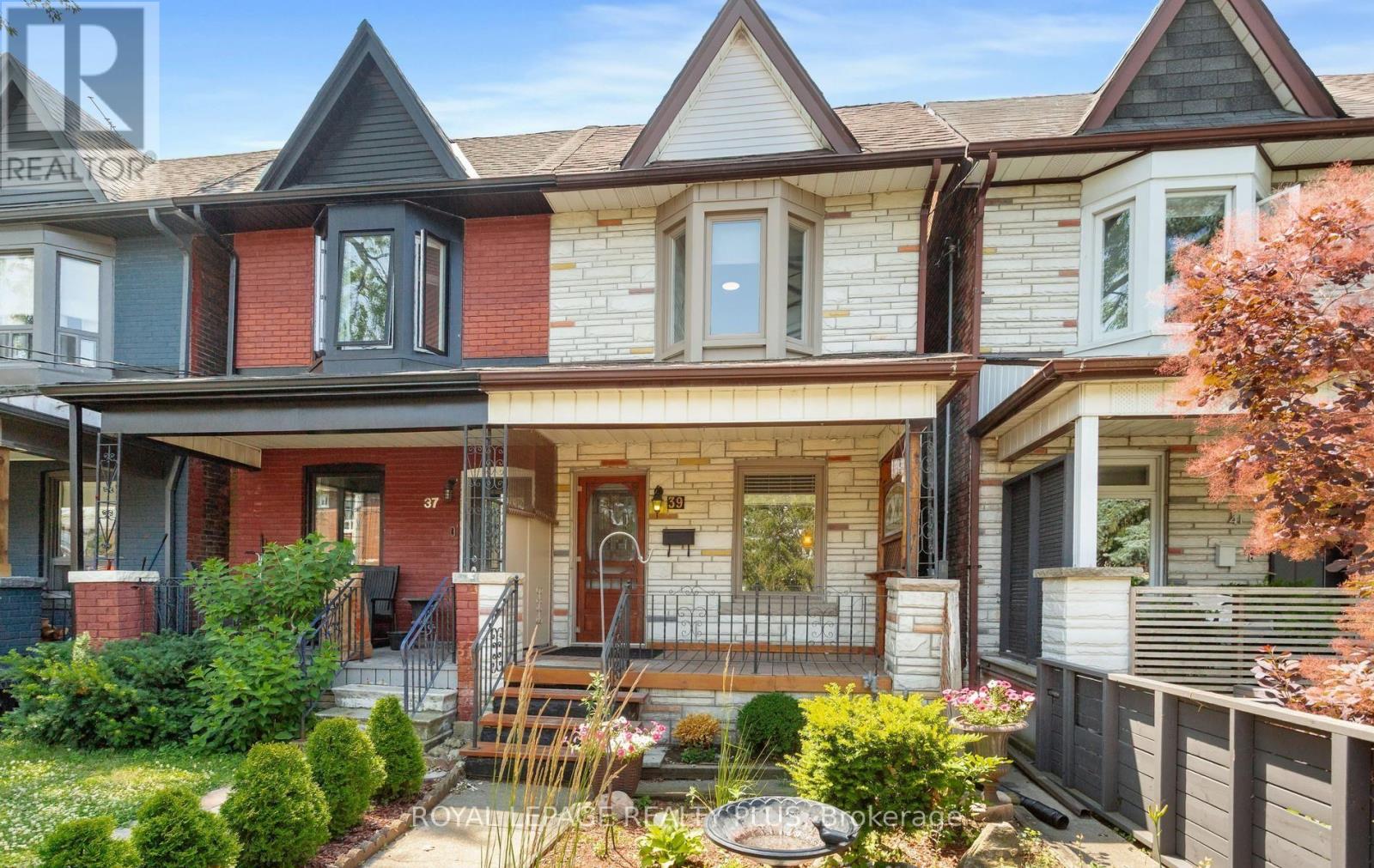 39 Maria Street, Toronto, Ontario M6P 1W1 - Photo 4 - W13559410