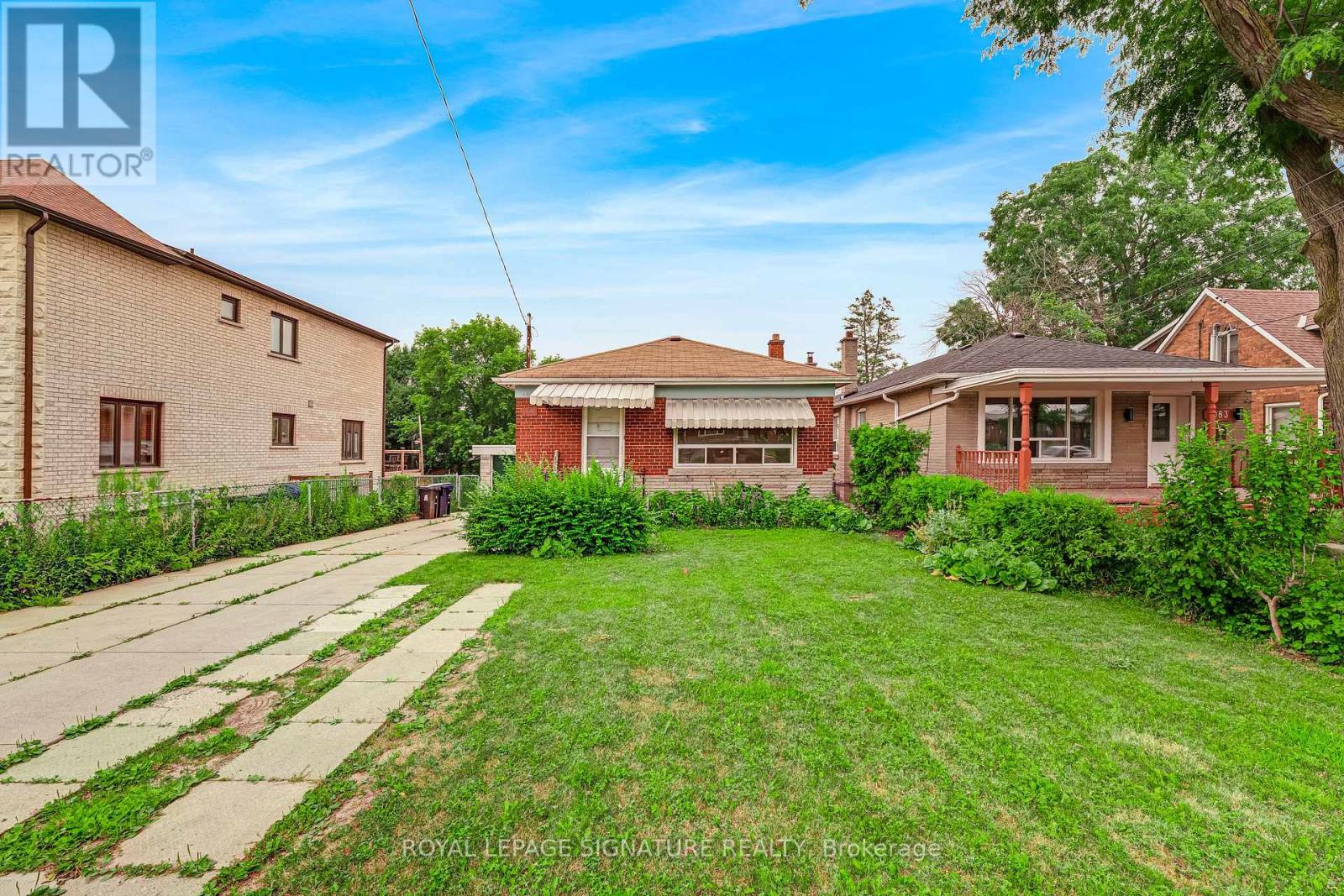 <div class="slider-price">$739,900</div><p>1085 Pharmacy Avenue, Toronto, Ontario</p>