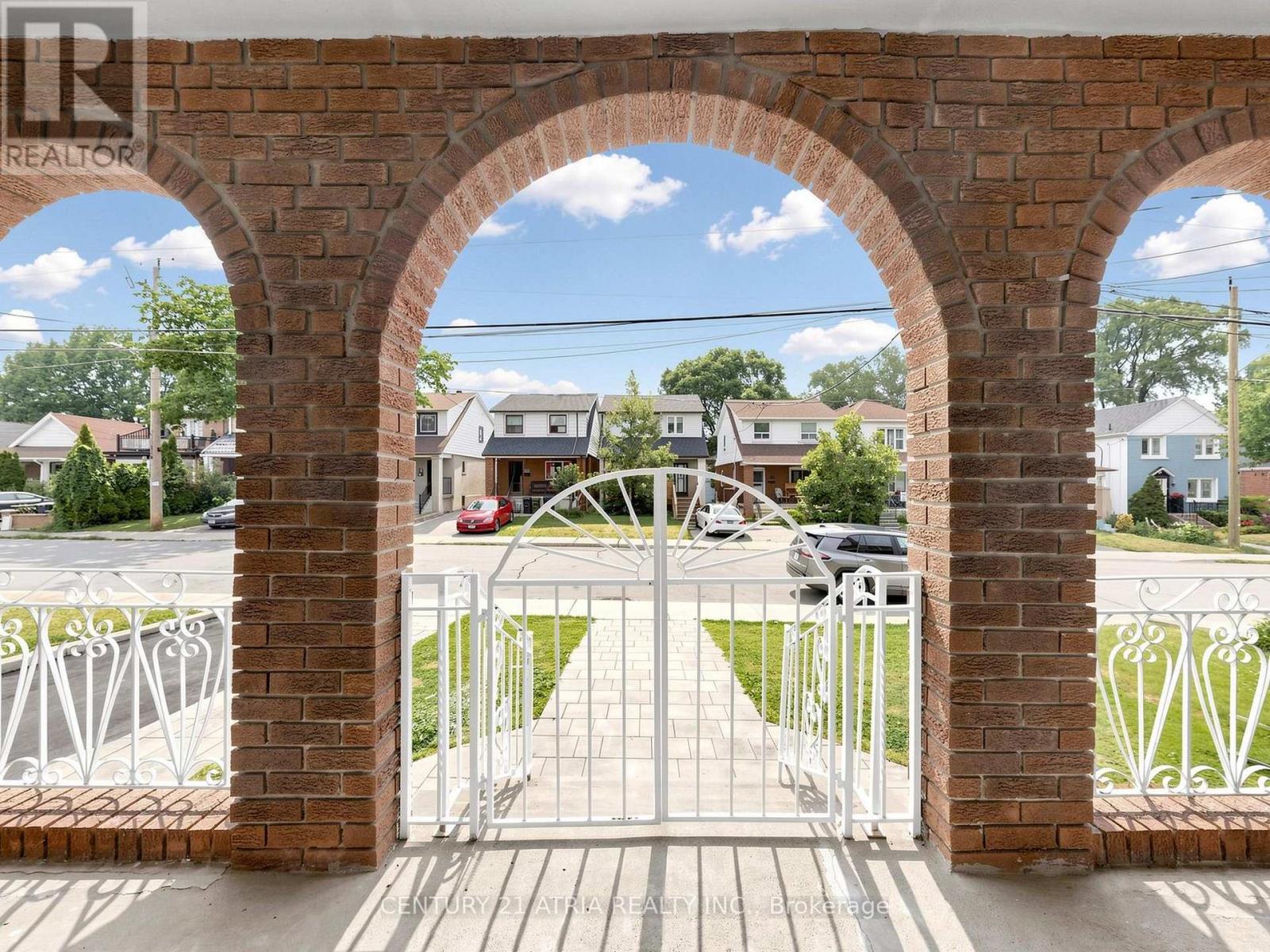 21 Mahoney Avenue, Toronto, Ontario M6M 2H5 - Photo 4 - W13571940