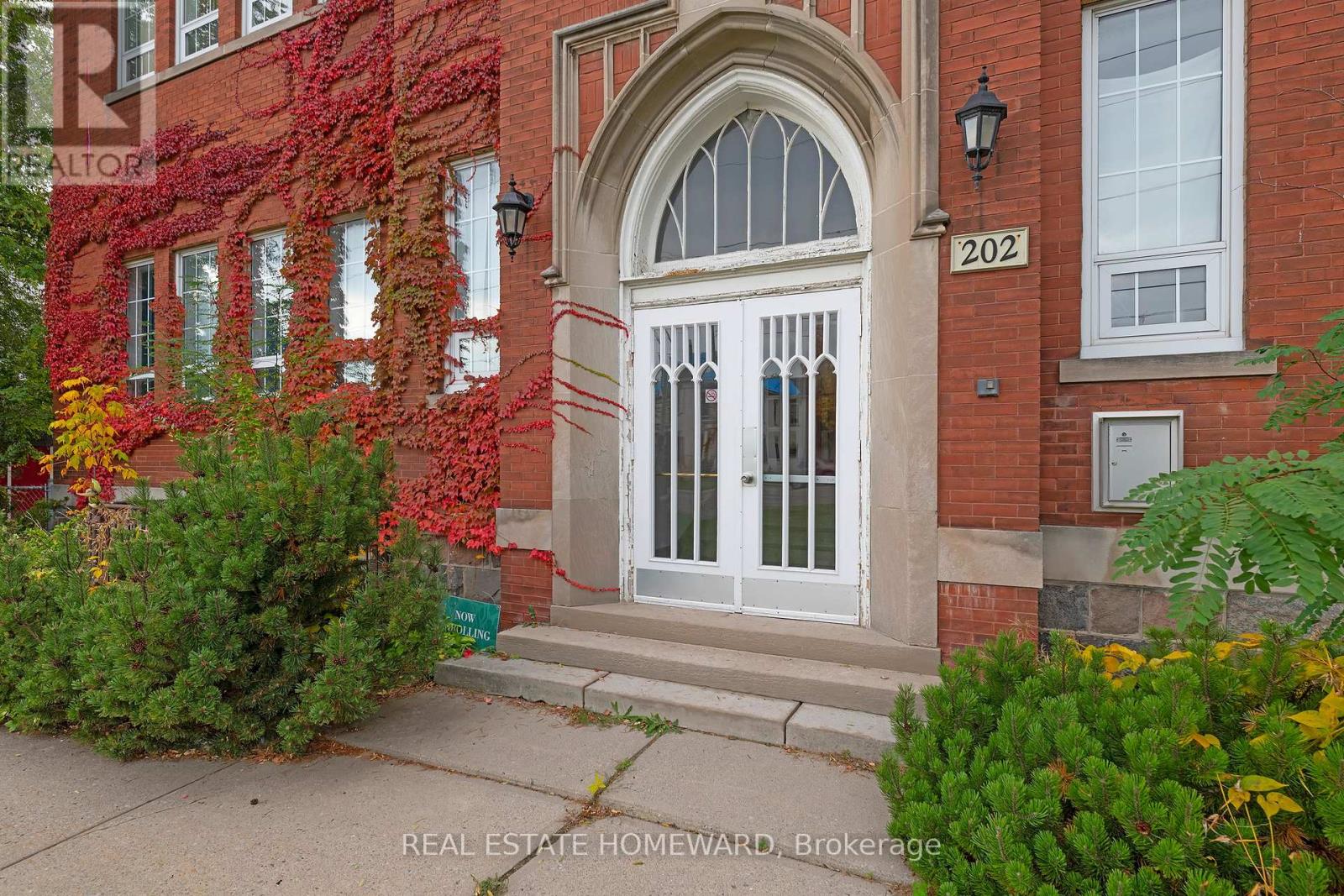 202 Simcoe Street N, Oshawa, Ontario  L1G 4S9 - Photo 3 - E13572366