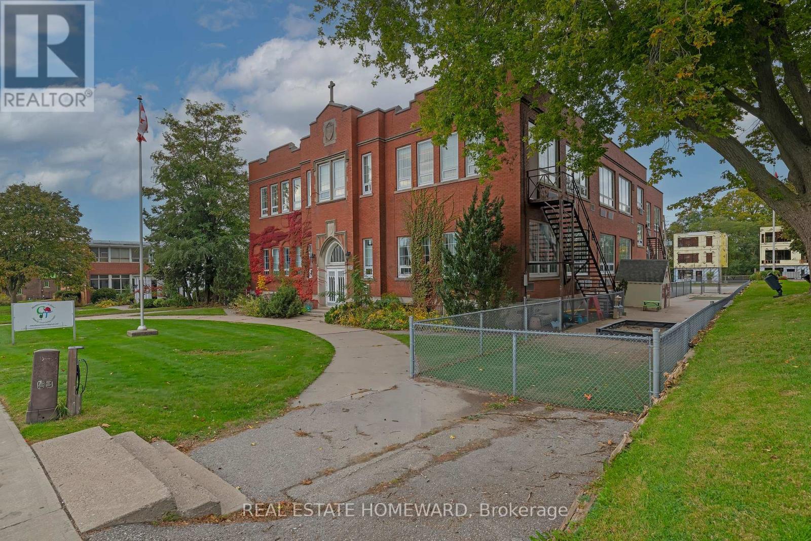 202 Simcoe Street N, Oshawa, Ontario  L1G 4S9 - Photo 4 - E13572366