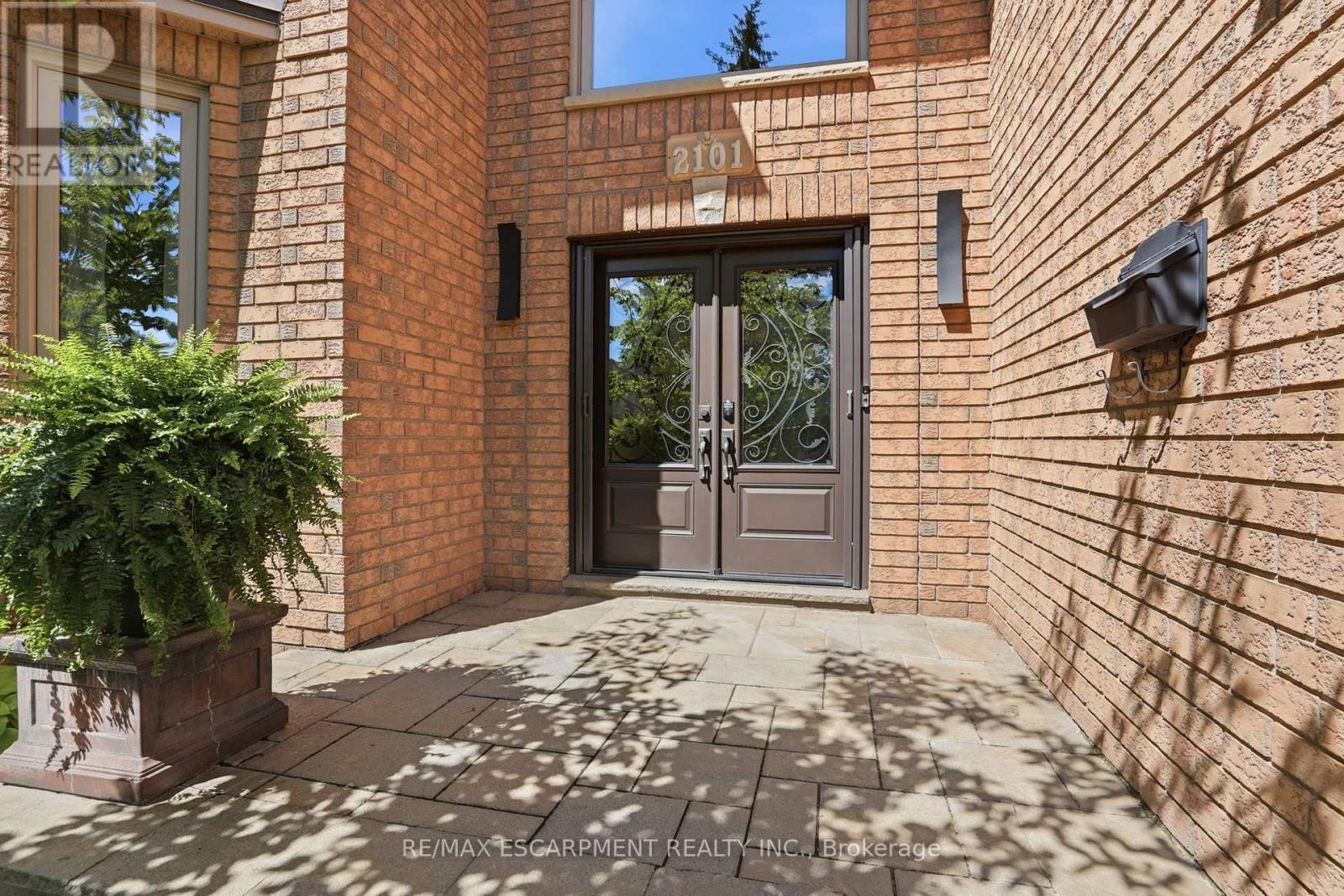 2101 Westoak Trails Boulevard, Oakville, Ontario  L6M 3L2 - Photo 2 - W13572434