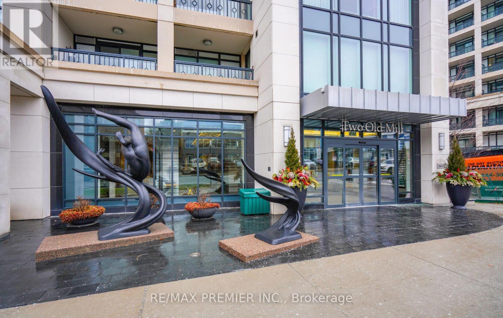 303 - 2 Old Mill Drive, Toronto, Ontario  M6S 0A2 - Photo 3 - W13572460