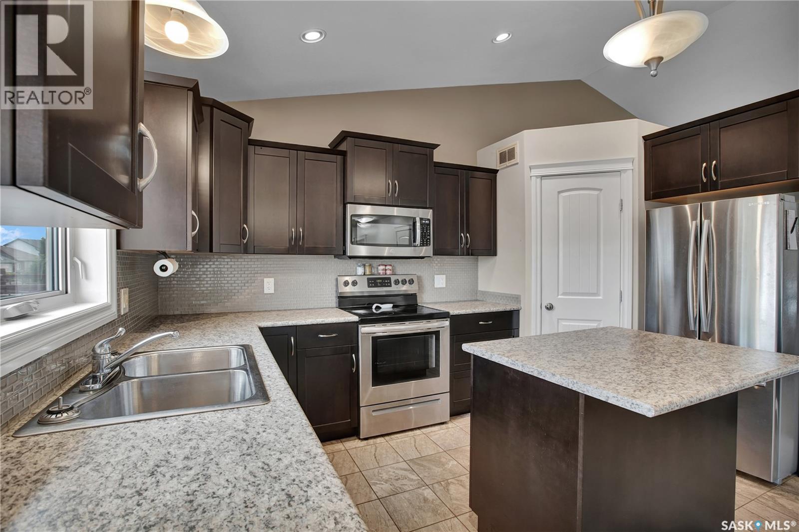 412 Lyle Crescent, Warman, Saskatchewan  S0K 4S1 - Photo 6 - SK042574
