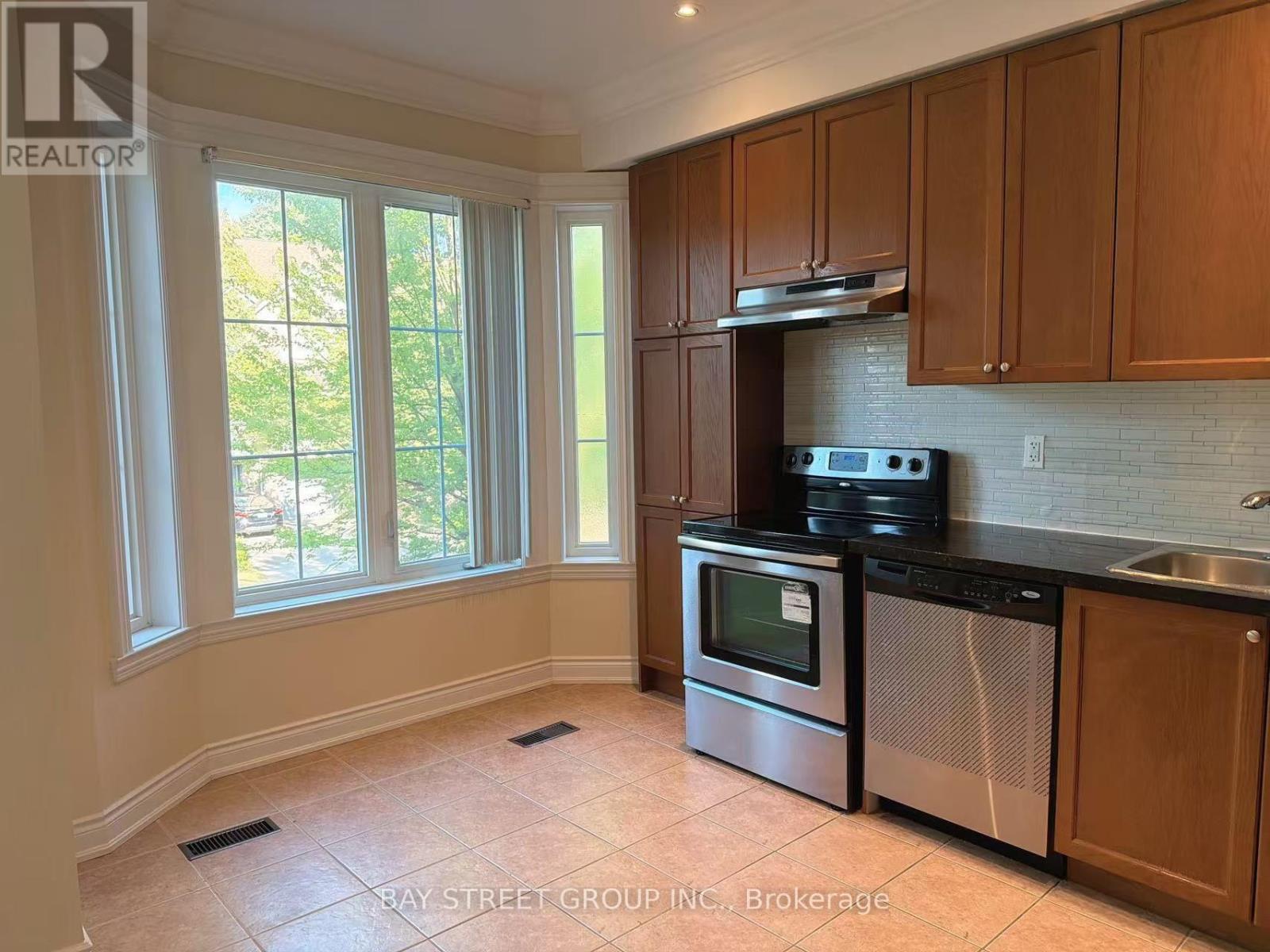 142 Hall Street, Richmond Hill, Ontario  L4C 4N8 - Photo 2 - N13572950