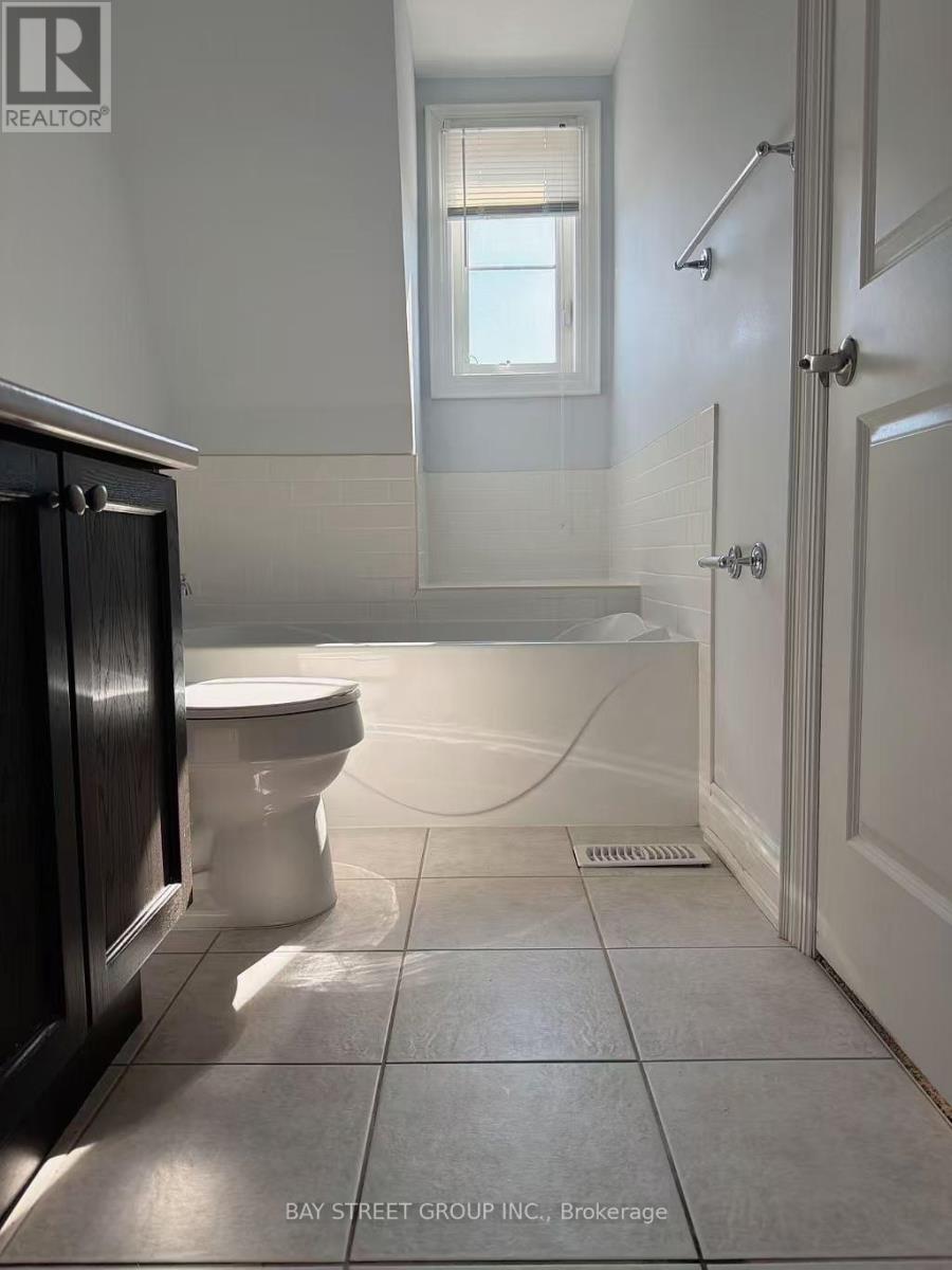 142 Hall Street, Richmond Hill, Ontario  L4C 4N8 - Photo 4 - N13572950