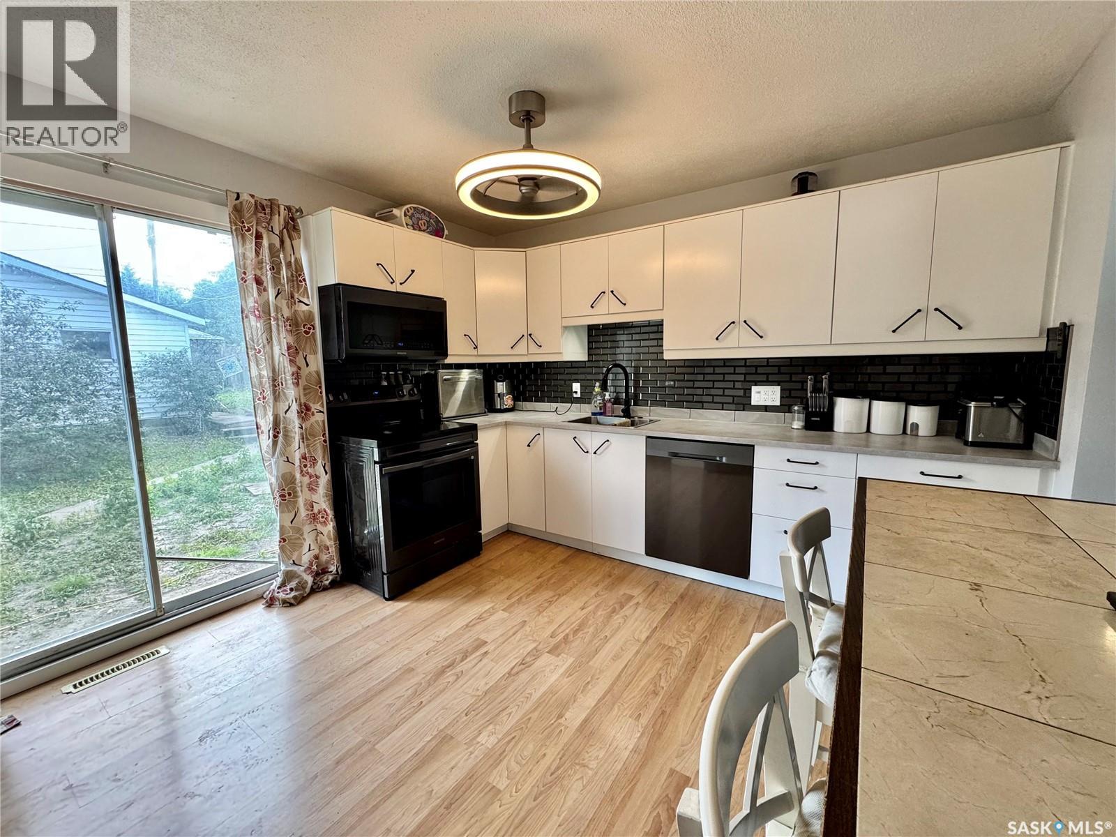 553 26th Street E, Prince Albert, Saskatchewan  S6V 1V4 - Photo 2 - SK042784