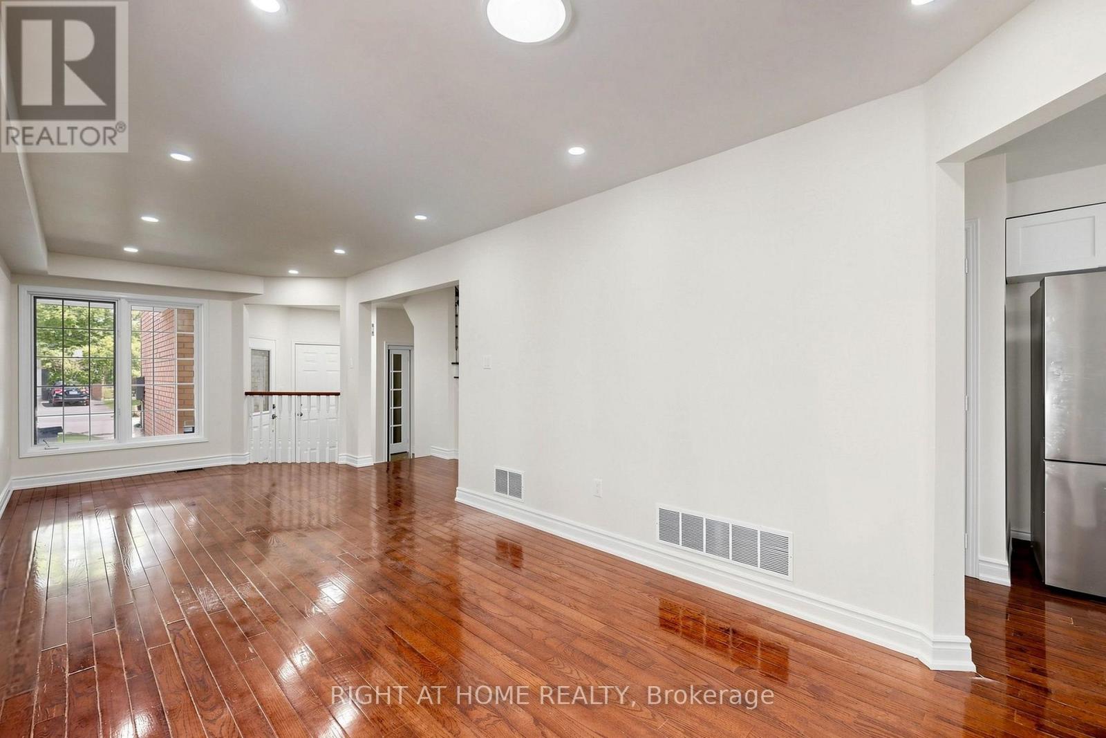 22 Foxtail Ridge, Newmarket, Ontario  L3X 1Z6 - Photo 4 - N13573508