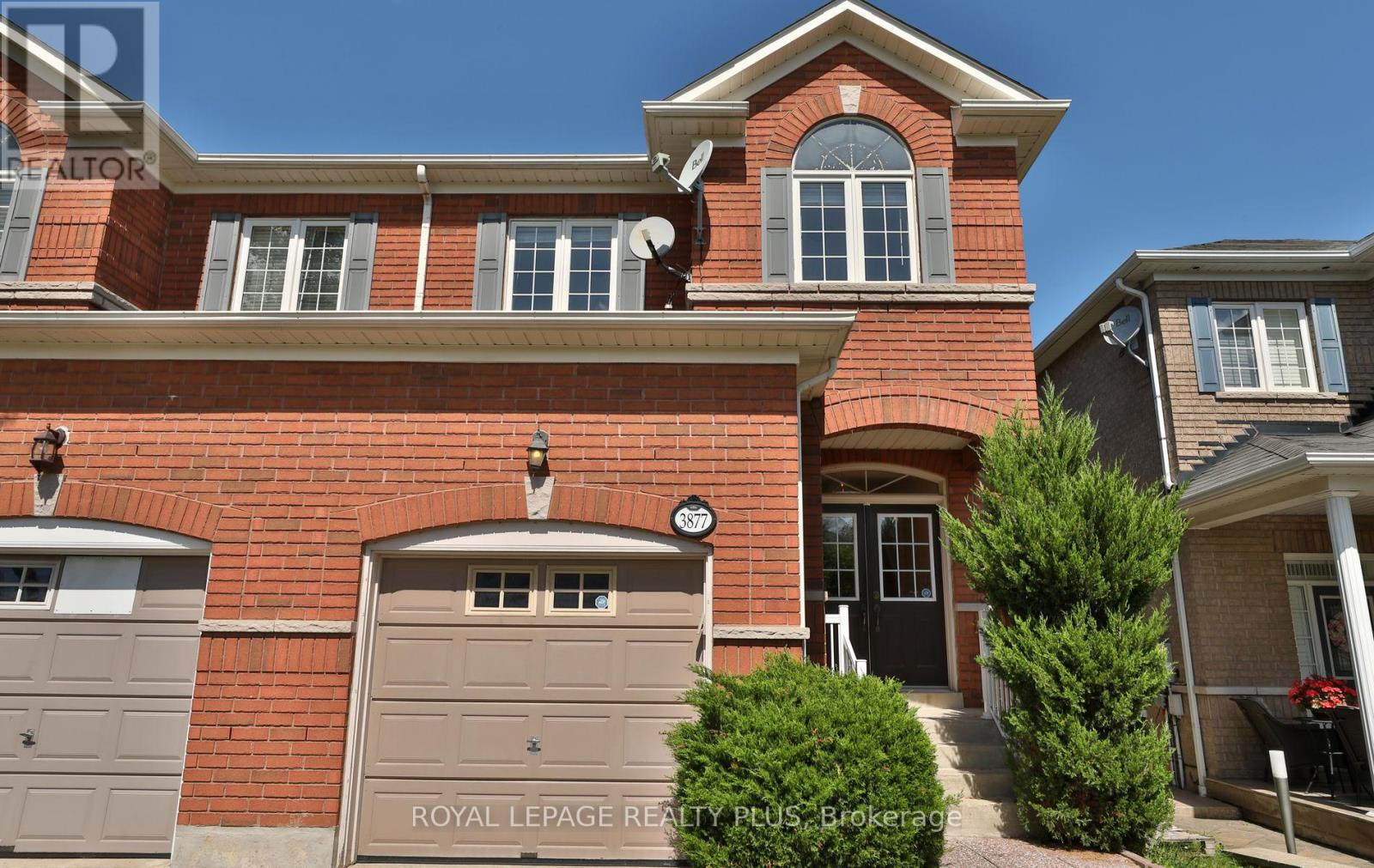 3877 Stardust Drive, Mississauga, Ontario L5M 7Z9 - Photo 2 - W13487678