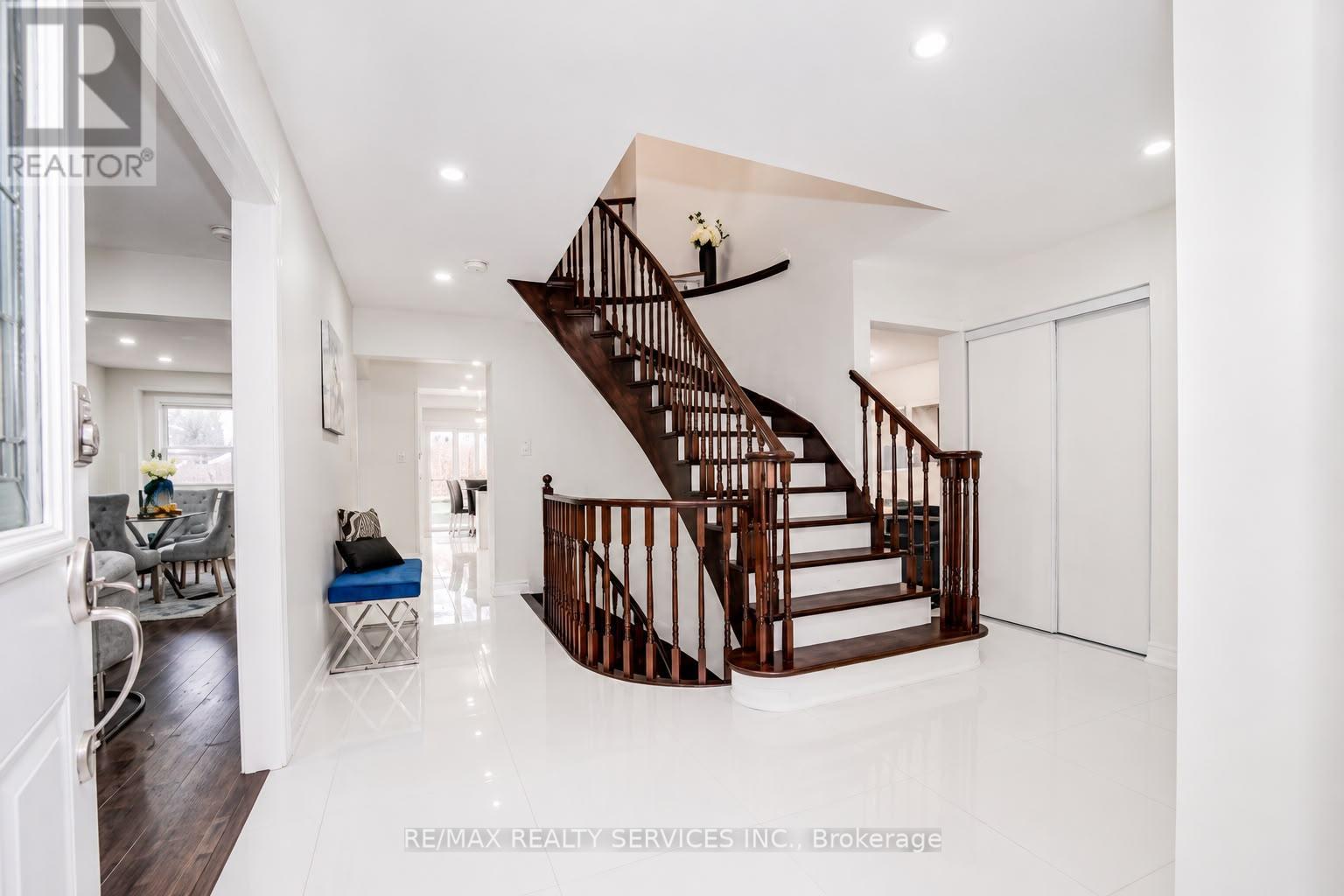 14 Conover Court, Brampton, Ontario  L6Y 3J5 - Photo 3 - W13573930