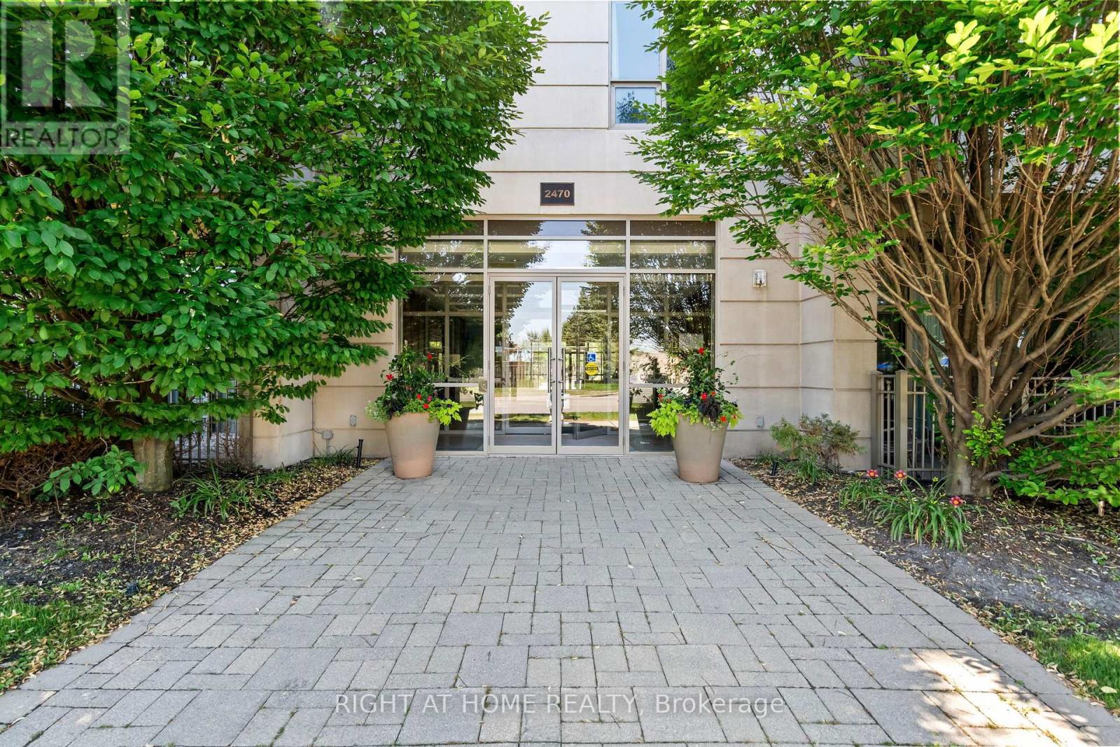 606 - 2470 Prince Michael Drive, Oakville, Ontario  L6H 0G9 - Photo 2 - W13573948