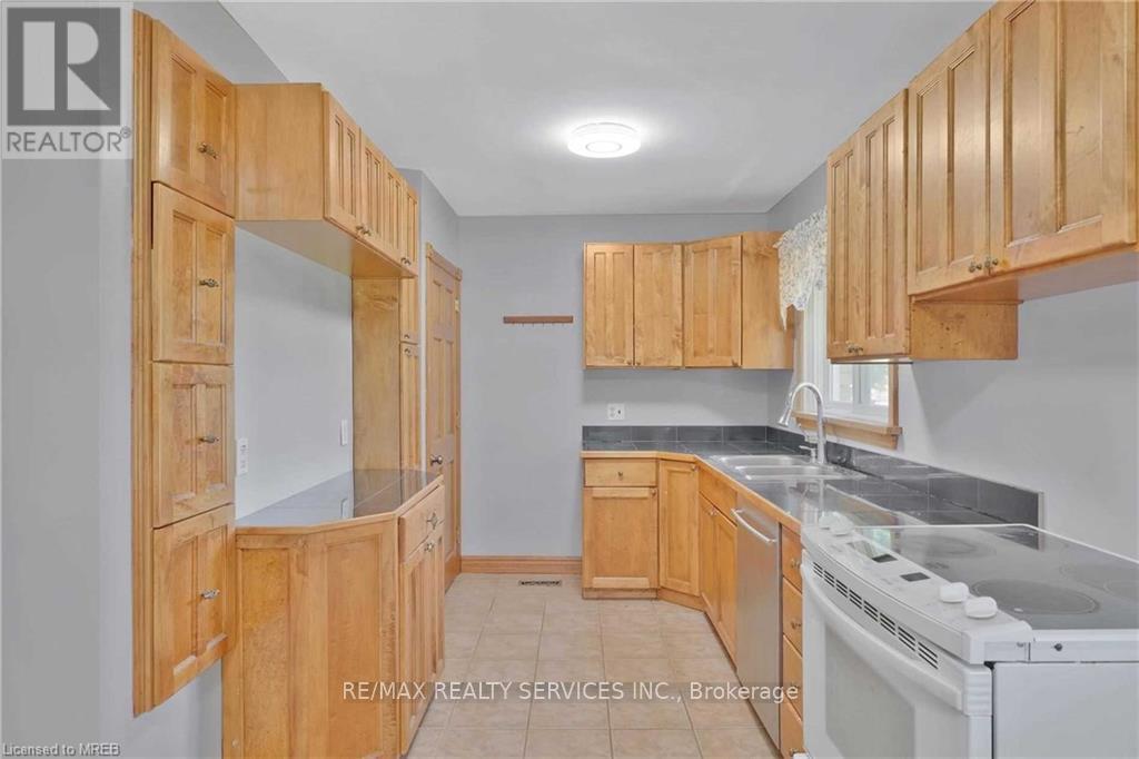 675 Inverness Avenue, Burlington, Ontario  L7T 3S9 - Photo 3 - W13574074