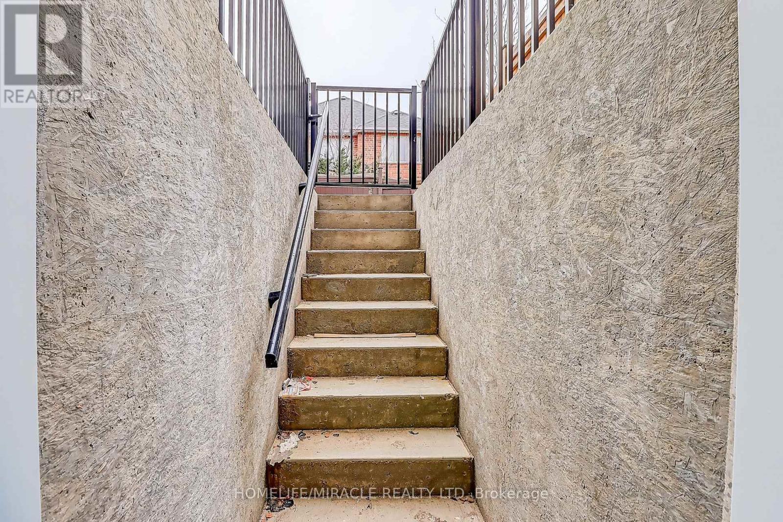 6892 Postmaster Ridge, Mississauga, Ontario  L5W 1C5 - Photo 2 - W13574088