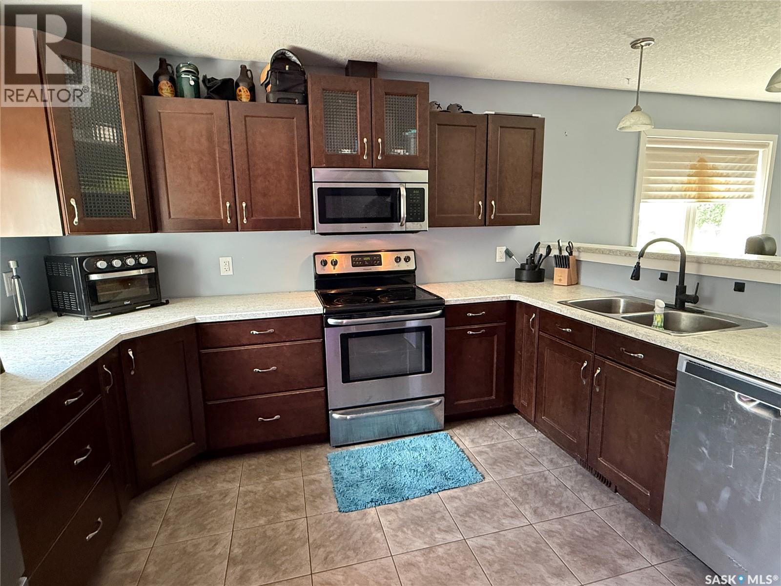802 Park Avenue, Weyburn, Saskatchewan S4H 0K2 - Photo 7 - SK042830