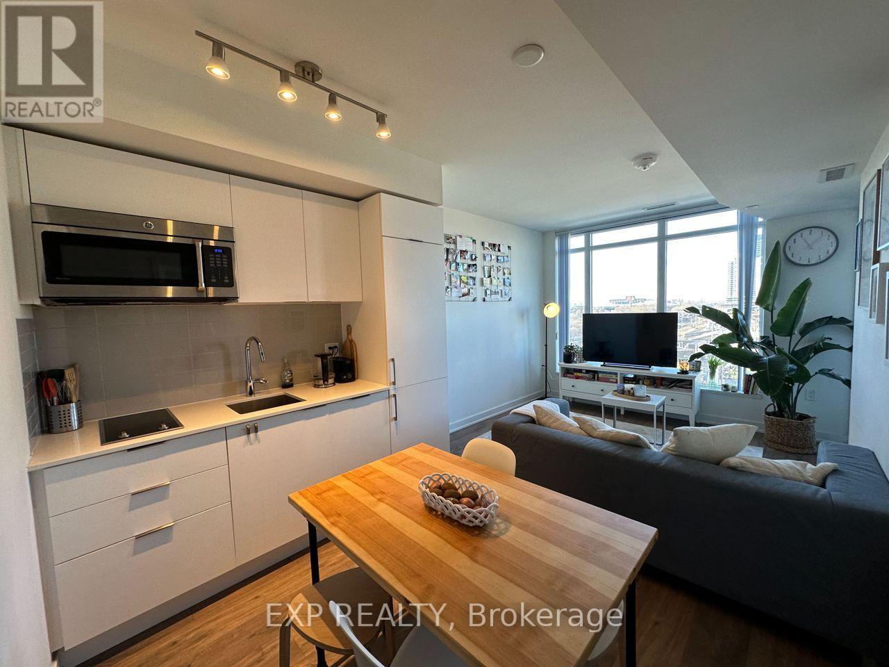 512 - 27 BATHURST STREET, Toronto, Ontario