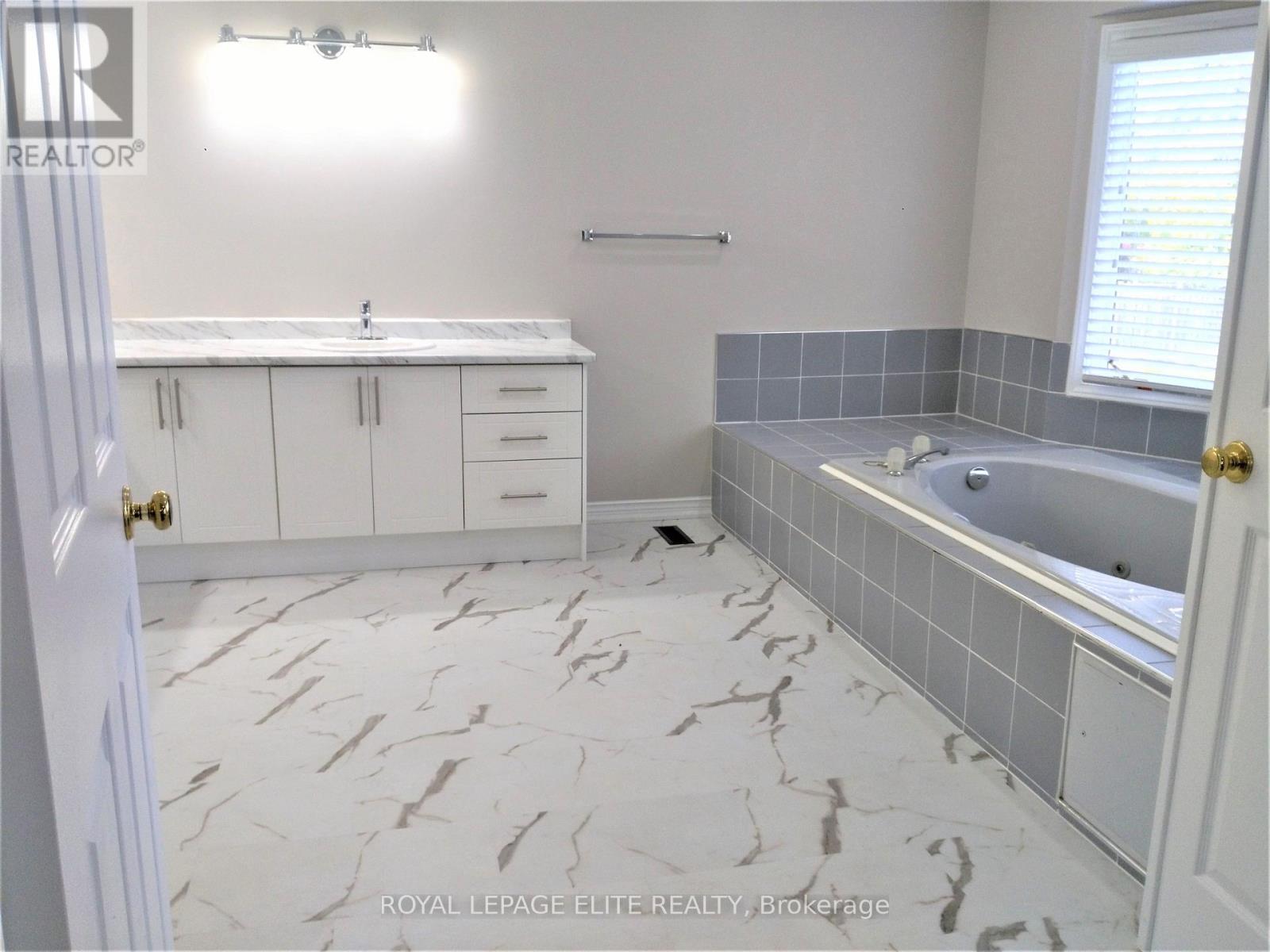 1171 Giles Gate, Oakville, Ontario  L6M 2S4 - Photo 10 - W13574228