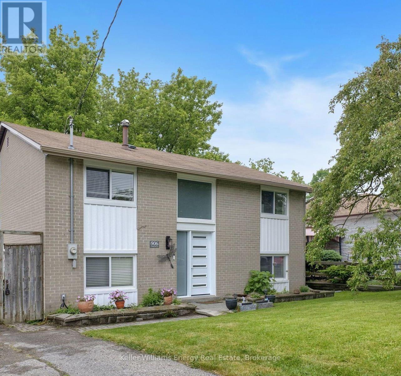 906 Centre Street N, Whitby, Ontario L1N 4V1 - Photo 1 - E13574372