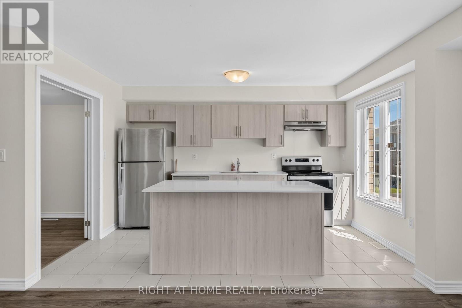9 Silo Mews, Barrie, Ontario  L9J 0V4 - Photo 11 - S13574456
