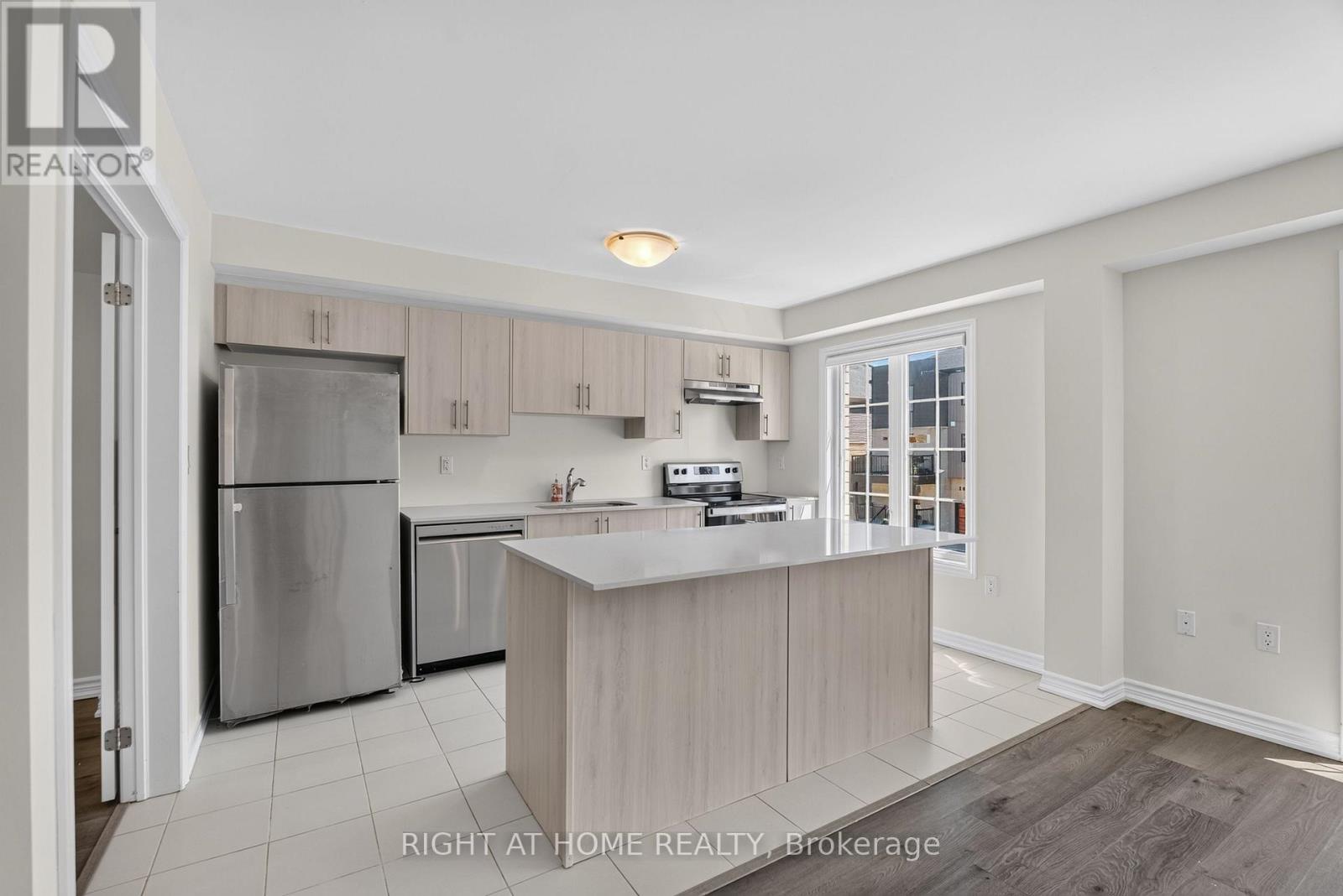9 Silo Mews, Barrie, Ontario  L9J 0V4 - Photo 12 - S13574456