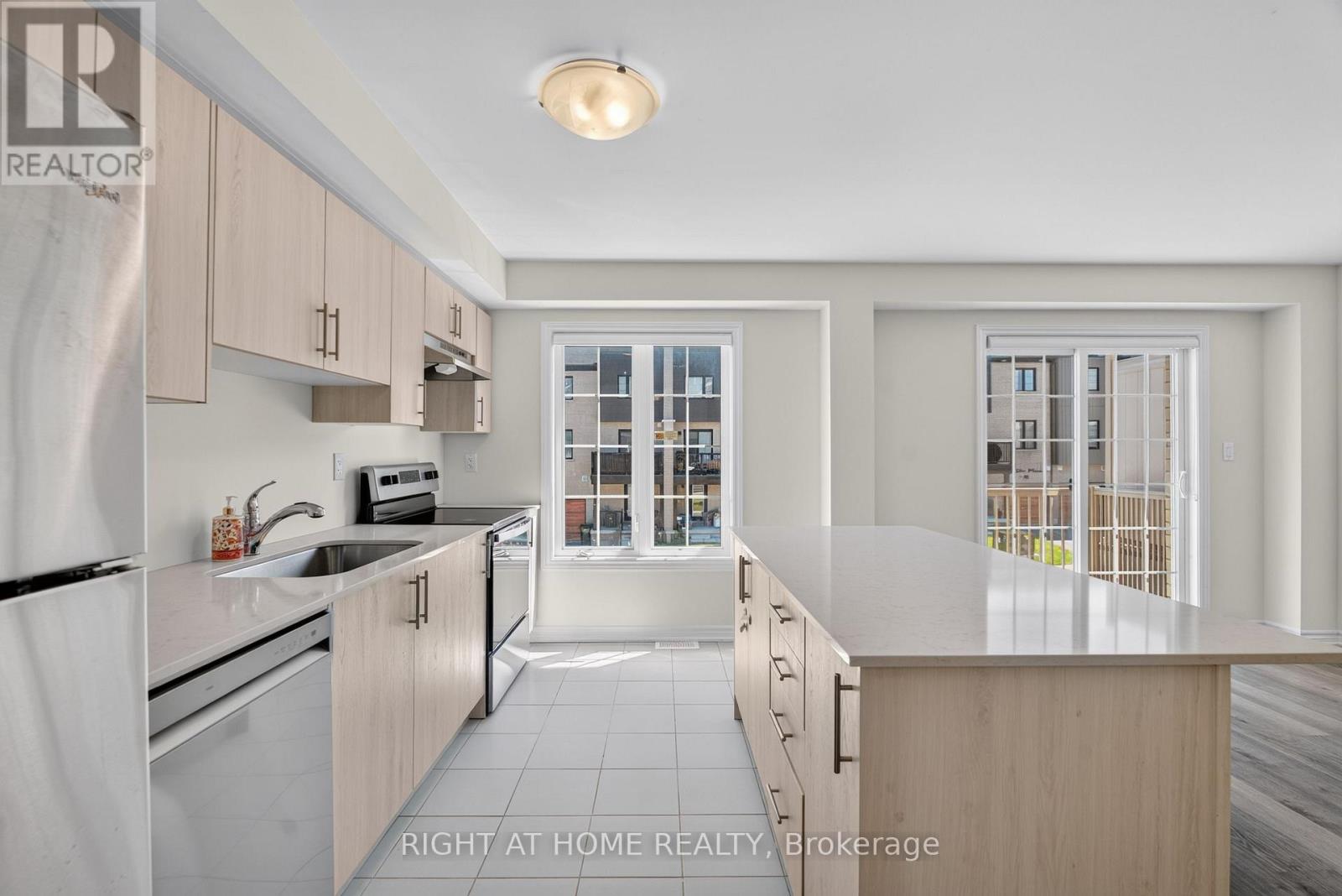 9 Silo Mews, Barrie, Ontario  L9J 0V4 - Photo 13 - S13574456