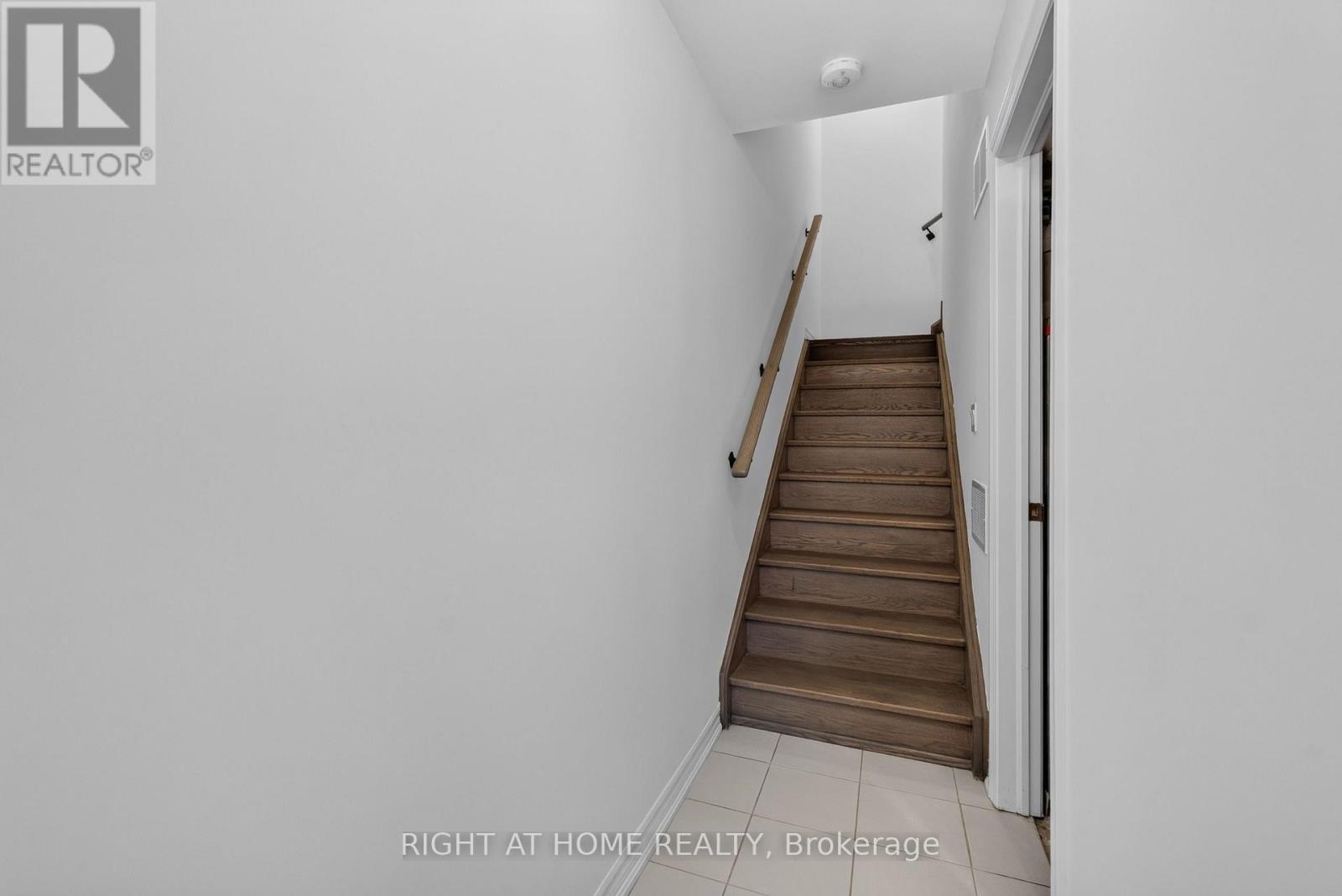 9 Silo Mews, Barrie, Ontario  L9J 0V4 - Photo 5 - S13574456