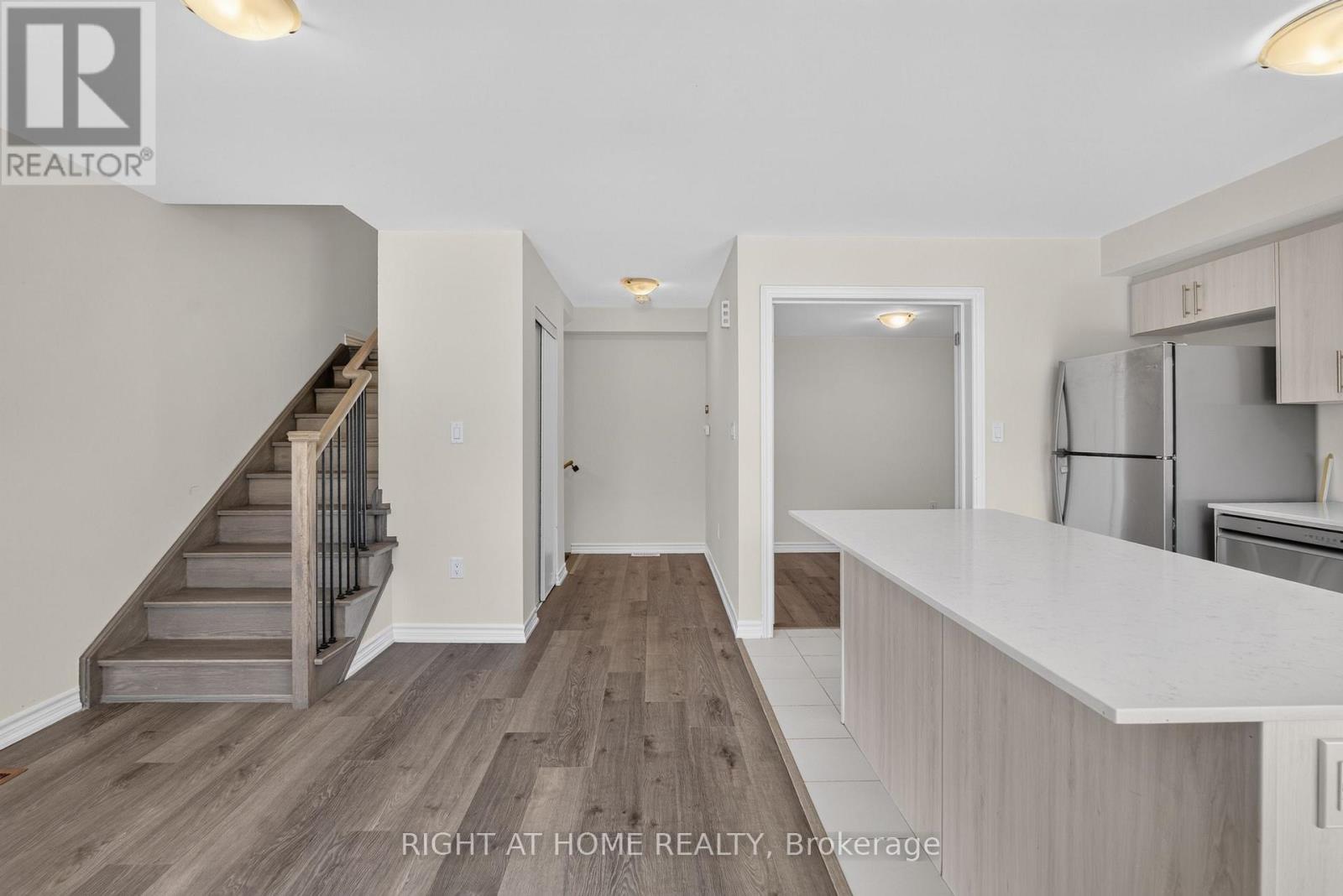 9 Silo Mews, Barrie, Ontario  L9J 0V4 - Photo 9 - S13574456