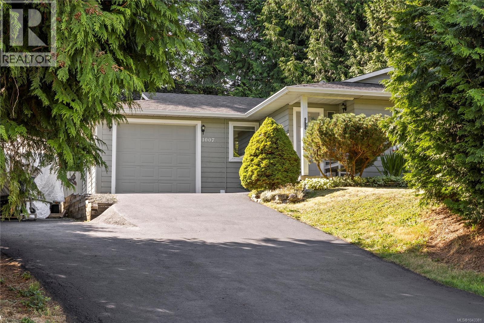 1007 Centre Cres