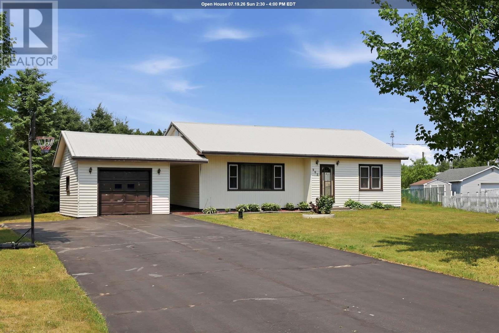 902 Frontenac St, Sault Ste. Marie, Ontario  P6A 5K9 - Photo 1 - SM261858