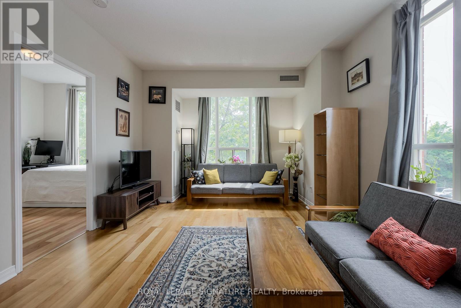 <div class="slider-price">$880,000</div><p>308 - 485 Rosewell Avenue, Toronto, Ontario</p>