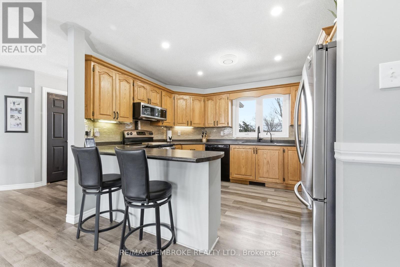 56 Robertson Drive, Whitewater Region, Ontario  K0J 1C0 - Photo 19 - X12962636
