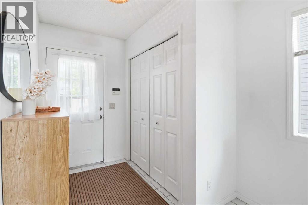 16 Kingsland Court SW, Calgary, Alberta T2V 0S2 - Photo 3 - A2326299